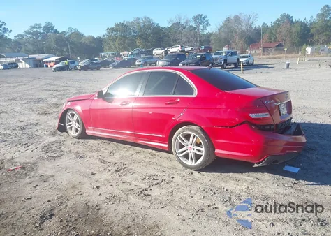 2013 Mercedes-Benz C 250 Sport z USA, uszkodzony, nr VIN WDDGF4HBXDR257474